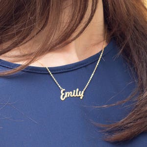 Colar com nome em prata de lei: fonte Emily personalizada