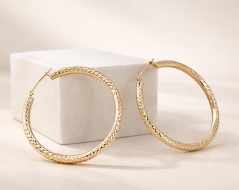 Pendientes de aro de lujo de oro macizo de 14 quilates con corte de diamante.