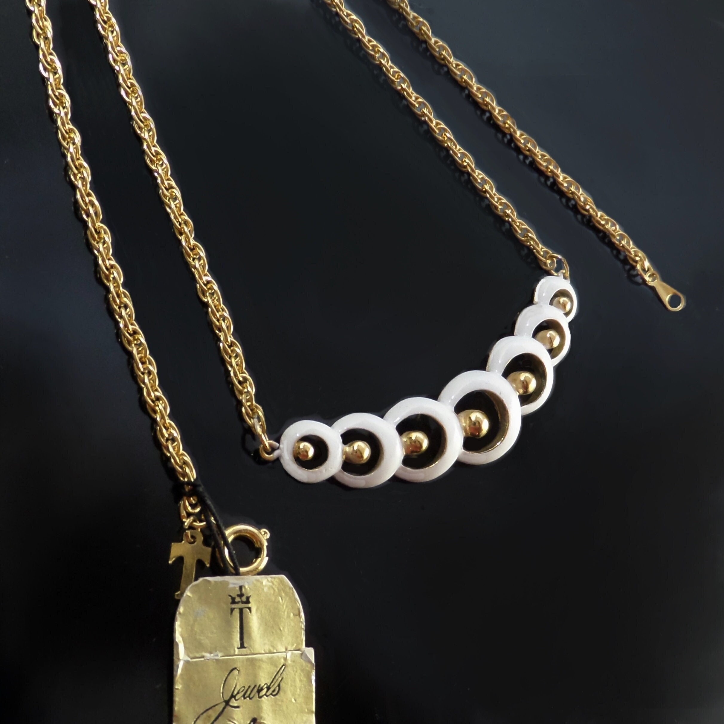 Vintage Crown TRIFARI Necklace: MOD White Enamel Gold Rope  display picture 1
