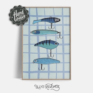 Puede incluir: Una impresión enmarcada con cuatro señuelos de pesca azules y negros sobre un fondo de cuadrícula azul claro. La impresión incluye el texto "Hand drawn" en un emblema circular y el texto "Lilly's Revenge" en la parte inferior.