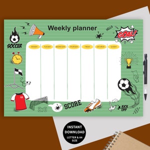 Puede incluir: Un planificador semanal imprimible verde y blanco con temática de fútbol. El planificador tiene un balón de fútbol, una portería, un silbato, una camiseta, un trofeo y un marcador. El planificador tiene los días de la semana en la parte superior y espacio para escribir en cada día.