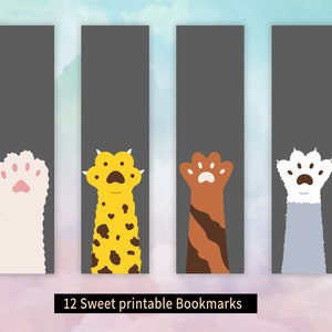 Pode incluir: Conjunto de quatro marcadores de página imprimíveis com lindas pegadas de patas em diferentes cores e padrões. Os marcadores de página são cinzentos com um fundo branco e o texto "12 Sweet printable Bookmarks".