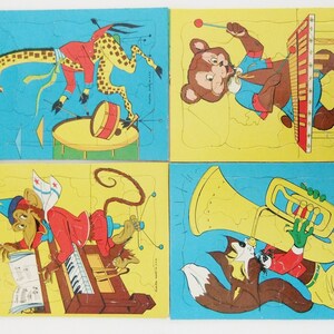 Peut inclure: Quatre pièces de puzzle vintage représentant des animaux de dessin animé jouant des instruments de musique. Une girafe joue du tambour, un ours joue du xylophone, un singe joue du piano et un renard joue de la tuba.