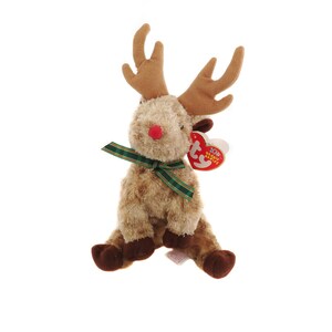 Peut inclure: Une peluche de renne avec une fourrure marron, des bois et des pieds. Il a un nez rouge, un ruban à carreaux vert et or autour du cou et une étiquette rouge en forme de cœur. Le jouet est conçu pour s'asseoir.