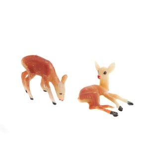 2 pequeñas figuras de ciervos de plástico, cervatillo vintage, figura de jardín de hadas en miniatura, accesorios de terrario, figuras artesanales en miniatura Diorama, ciervos