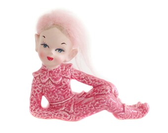Figura de duendecillo rosa, decoración navideña vintage de mediados de siglo, duendecillo de cerámica, duende rosa