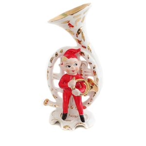 Figurina vintage di elfo folletto con corno francese, elfo in ceramica anni &#39;50, orecchie a punta, decorazioni natalizie di metà secolo, figurina di elfo giapponese Lipper and Mann