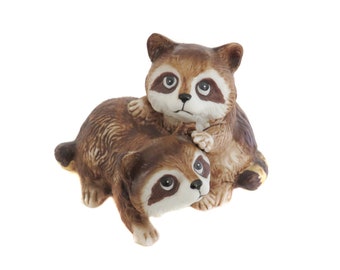 Statuetta vintage a forma di procione, cuccioli di procione giocosi, decorazioni per la casa con animali selvatici del bosco, statuetta in ceramica Homco a forma di procione