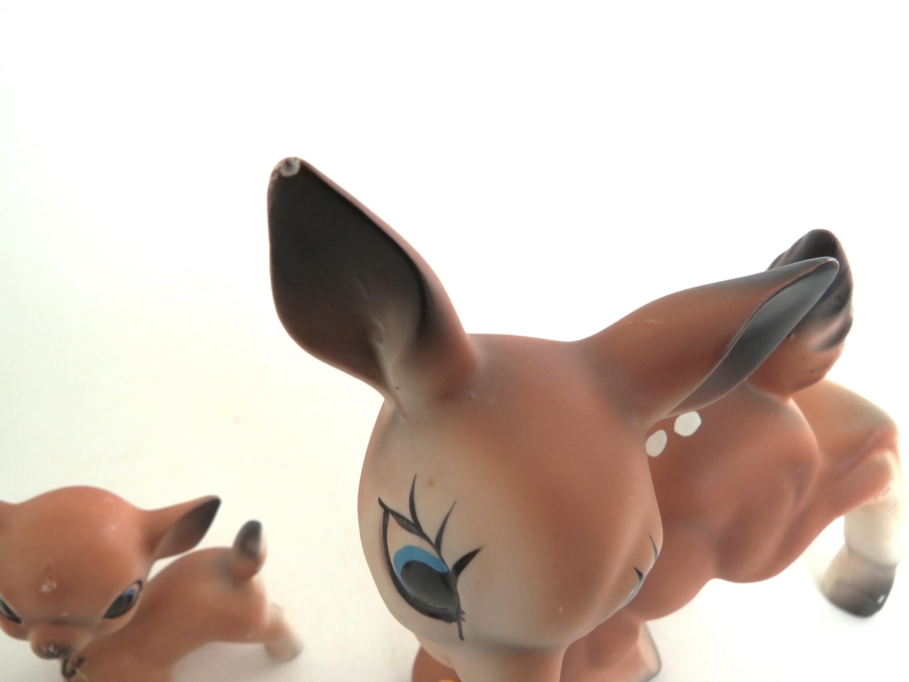 陶器の鹿の置物、雌鹿と子鹿の置物、鎖につながれた動物の置物