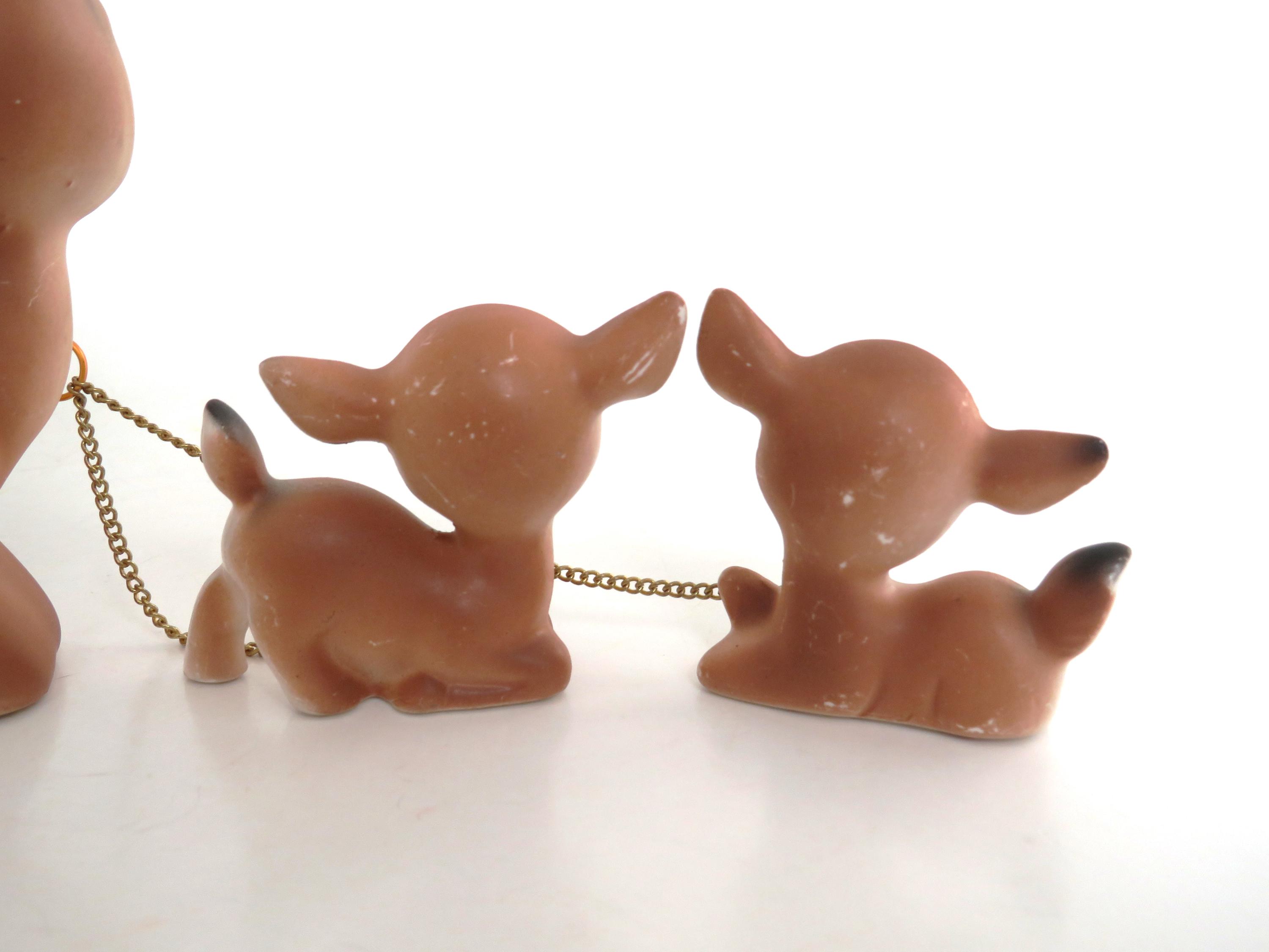 陶器の鹿の置物、雌鹿と子鹿の置物、鎖につながれた動物の置物