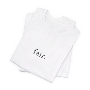 fair - One Word Minimalist Unisex Jersey Kurzarm-T-Shirt