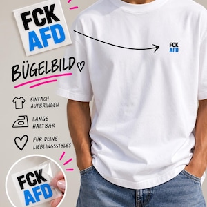 Op de afbeelding: Een wit t-shirt met een kleine borstafbeelding met de tekst FCK AFD in zwart en blauw. De afbeelding bevat een strijkapplicatie met dezelfde tekst, samen met Duitse instructietekst en iconen voor het aanbrengen van het ontwerp op kleding.