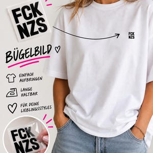 Könnte beinhalten: Ein weißes T-Shirt mit einem kleinen schwarzen Textaufdruck auf der Brust, der FCK NZS lautet. Das Bild zeigt einen quadratischen Bügelbild-Transfer mit demselben Text sowie deutschen Hinweistexten und Symbolen zur Anwendung.