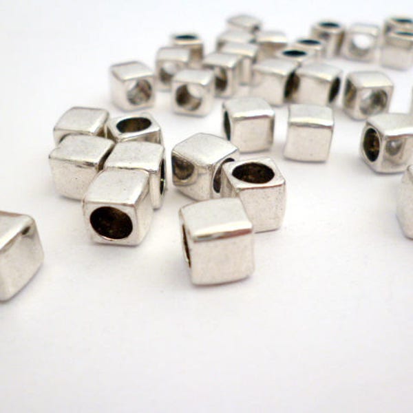 Perles en métal argentées massives à grand trou_PAM654005447/5568_Perles argentées carrées de 6 x 6 mm trou 4 mm paquet 20 pcs