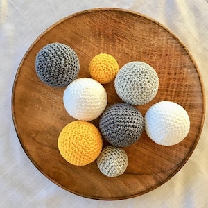 Instructions Balls in different sizes Montessori balls