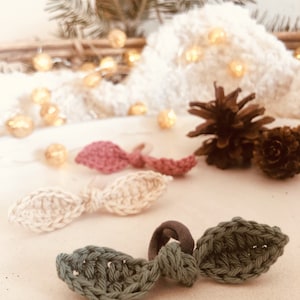 Hair tie bow crocheted from organic cotton