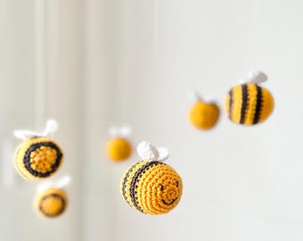 Crochet bee mobile for babies in natural brown/yellow, bumblebee mobile, nursery decor, boho nursery, gift for newborns