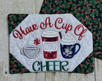 Tapete para taza "Ten una taza de alegría" - Bordado, acolchado - Un excelente regalo - Diferentes opciones de tela