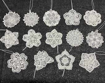 Gesticktes FSL freistehende Spitzenblumen Ornamente Set von 14