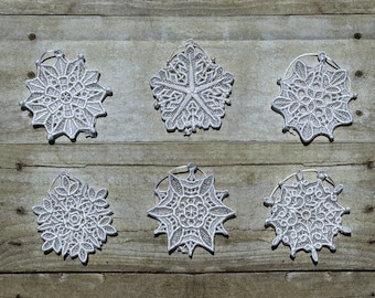 Gesticktes FSL freistehende Spitze weiße Schneeflocken Ornamente Set von 6