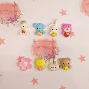 Puede incluir: Un conjunto de nueve encantos de arcilla polimérica hechos a mano y coloridos con diseños de animales y flores lindos. Los encantos incluyen un conejito, un oso, un gato, un perro, una flor y una fresa.