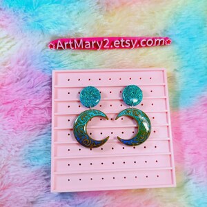 Op de afbeelding: Een paar halve maan oorbellen met een turquoise en gouden ontwerp. De oorbellen bevinden zich op een roze displaybord met de tekst "ArtMary2.etsy.com".