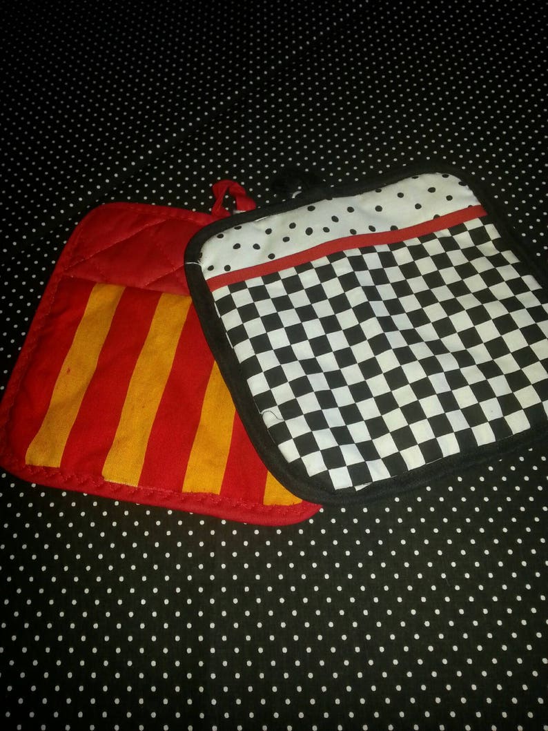 Black and white checkered Pot holder hot pad.