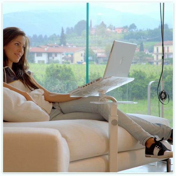 Lounge-Buch Crystal White. Tablet- und Laptop-Unterstützung für das Sofa. 100 % hergestellt in Italien