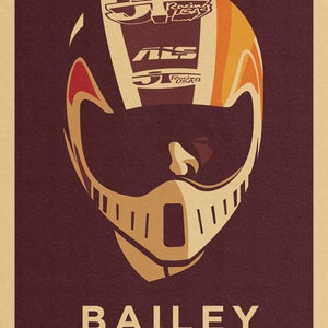 Peut inclure: Une illustration de style vintage d'un casque de motocross avec le nom "BAILEY" imprimé en dessous. Le casque est brun, or et rouge avec le texte "Racing USA" et "ALS" imprimé dessus. Le texte "1983 AMA 125CC MX CHAMPION", "1983 AMA 125CC MX CHAMPION", "1984, 1986 AMA 500CC MX CHAMPION", et "1982, 1983, 1984, 1985, 1986 MOTOCROSS DES NATIONS CHAMPION" est imprimé sous le nom.