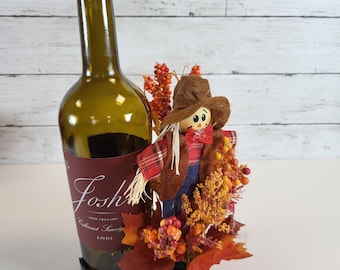 Arreglo floral otoñal con botella, detalle de espantapájaros, regalo para anfitriona