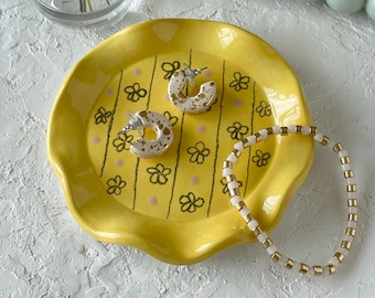 Hand Drawn Flower Trinket Tray, Butter Yellow Ceramic Ring Dish, Decorative Ruffle Plate, Wavy Ceramic Dish, Handmade Clay Jewelry Holder