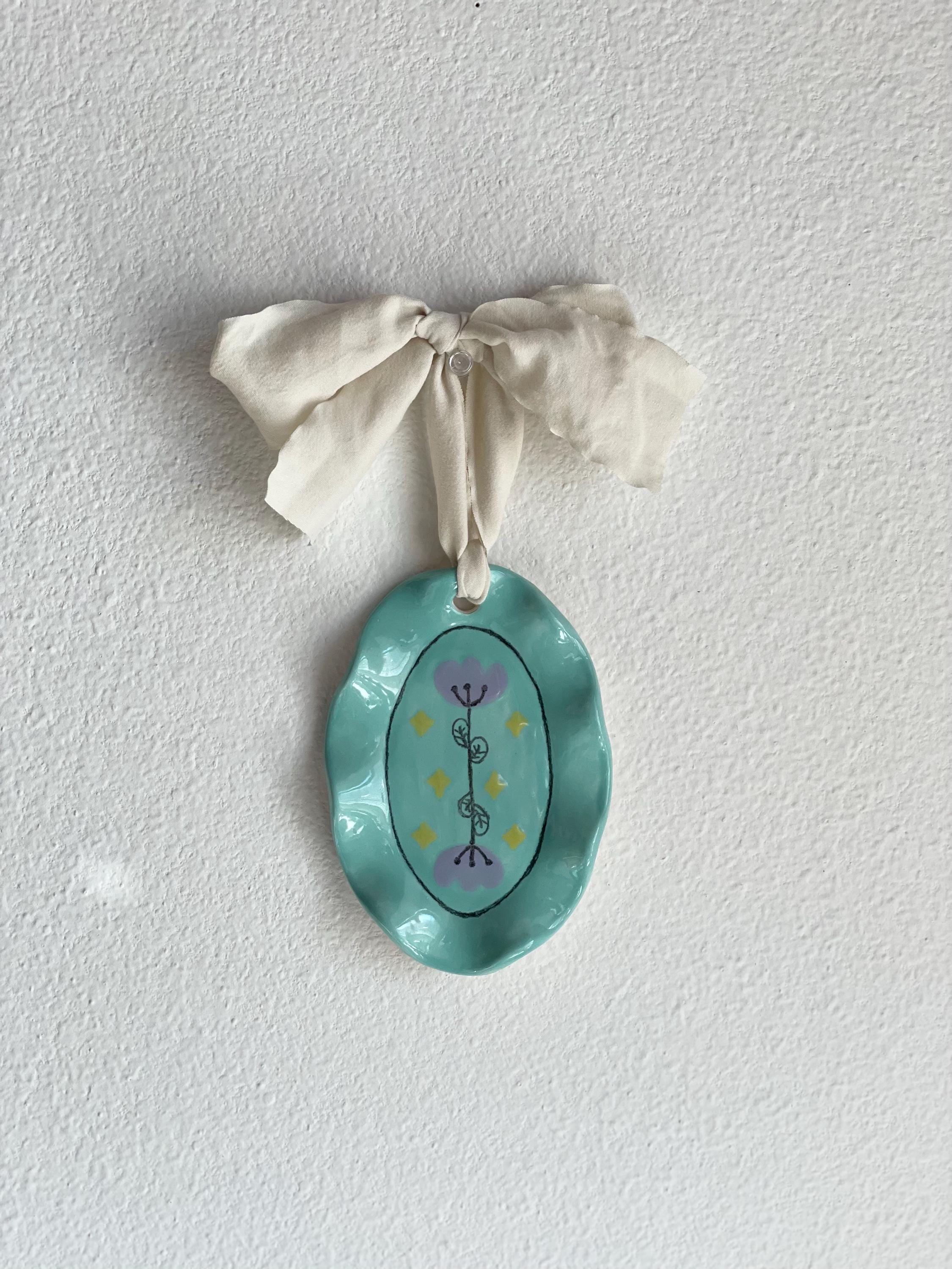 Adorno de pared de cerámica con cinta, diseño floral, decoración de pared de cerámica, arcilla con bordes fruncidos únicos, decoración colorida para habitación infantil.