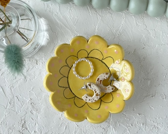 Butter Yellow Flower Clay Trinket Dish, Scallop Ceramic Ring Dish, Flower Gift, Handmade Ceramic Jewelry Dish, Small Ceramic Jewelry Holder