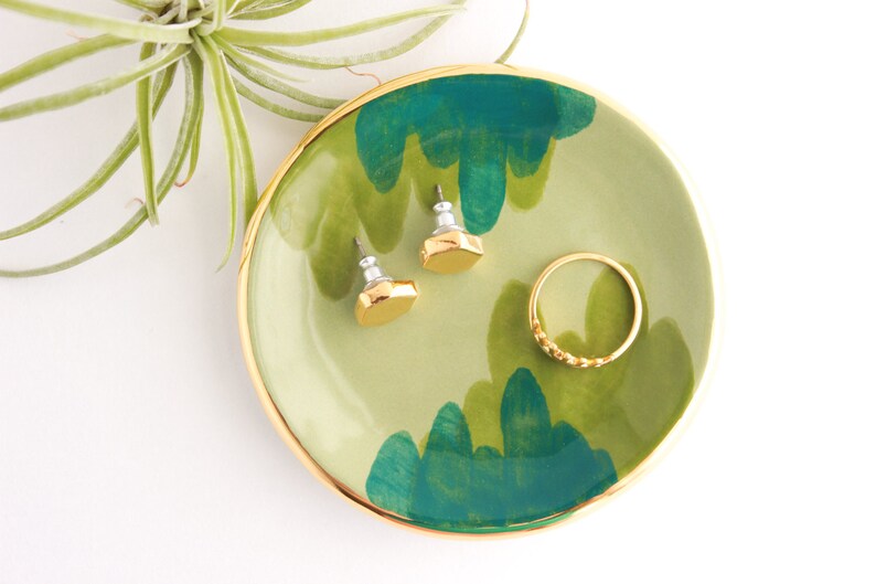 Piattino portagioie porta anelli in ceramica bianca con cactus dorato Piattino portagioie porta anelli in ceramica bianca con cactus dorato