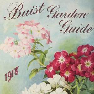 Puede incluir: Una portada de guía de jardín vintage con un ramo de flores rosas, rojas y blancas. El texto "Buist Garden Guide 1918" está impreso en la portada. El texto "Stoneyknob Farm Heirlooms" está impreso en la parte inferior de la portada.