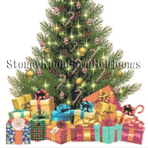 Puede incluir: Un árbol de Navidad verde decorado con bastones de caramelo rojo y blanco, adornos dorados y luces parpadeantes. El árbol está rodeado de una pila de regalos envueltos en varios colores y patrones.