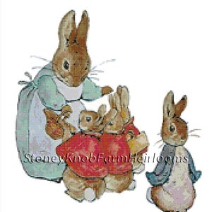 Könnte beinhalten: Eine Mutterkaninchen in einem blauen Kleid und einer Schürze hält zwei Kaninchenbabys, die rote Mäntel tragen. Ein drittes Kaninchenbaby trägt einen blauen Mantel und schaut von der Gruppe weg. Das Bild stammt aus dem Buch "Die Geschichte vom Peter Hase" von Beatrix Potter.