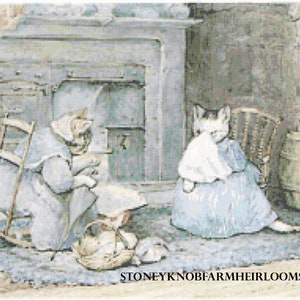 Puede incluir: Dos gatos vestidos con ropa están sentados cerca de una chimenea. Un gato se está balanceando en una silla mientras que el otro gato está sentado en el suelo. Los gatos llevan vestidos azules y gorros blancos. La imagen tiene el texto "Stoneyknob Farm Heirlooms" en la parte inferior.