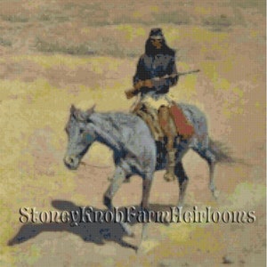 Peut inclure: Une peinture repr&eacute;sentant un homme am&eacute;rindien &agrave; cheval traversant un paysage d&eacute;sertique. L'homme porte un manteau bleu fonc&eacute; et un chapeau, et il tient un fusil. Le cheval est de couleur gris clair et a une longue crini&egrave;re et une longue queue.