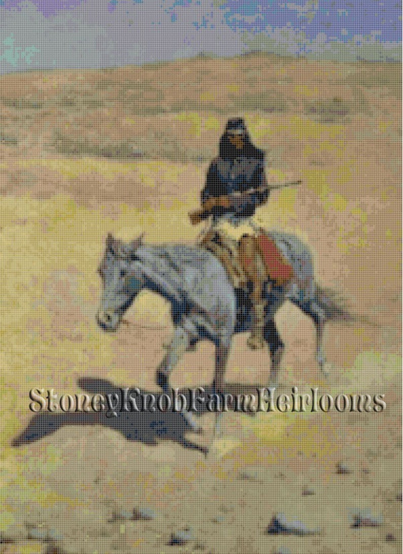 Peut inclure: Une peinture repr&eacute;sentant un homme am&eacute;rindien &agrave; cheval traversant un paysage d&eacute;sertique. L'homme porte un manteau bleu fonc&eacute; et un chapeau, et il tient un fusil. Le cheval est de couleur gris clair et a une longue crini&egrave;re et une longue queue.