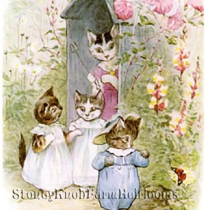 Puede incluir: Una ilustración vintage de cuatro gatitos en un entorno de jardín. Tres gatitos llevan ropa, mientras que el cuarto gatito asoma desde una casita. Los gatitos están rodeados de flores y vegetación.