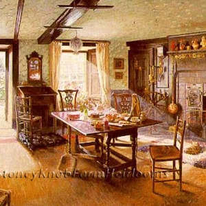 Könnte beinhalten: Ein gemütliches Wohnzimmer mit einem Kamin, einem Holztisch mit Stühlen und einer Katze, die auf dem Boden sitzt. Der Raum hat ein rustikales Flair mit freiliegenden Balken und einem Steinkamin. Der Kamin hat ein Feuer, das darin brennt, und auf dem Kaminsims stehen mehrere Dekorationsgegenstände.