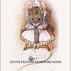 Puede incluir: Una ilustración de acuarela de un ratón marrón que lleva un vestido blanco y un gorro blanco, sentado en una silla y tejiendo con un ovillo de lana. La cola del ratón es larga y marrón, y la lana es de color azul claro. La imagen está firmada "H.B.P."