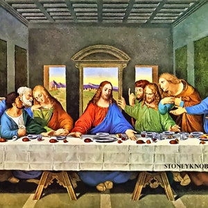 以下が含まれることがあります： 有名な聖書の場面である最後の晩餐を描いた絵画。イエス・キリストは、12人の弟子たちと一緒に長いテーブルの中央に座っている。絵画は、イエスの後ろに窓のあるアーチ型の天井のある部屋に設定されている。絵画は、落ち着いた色調で写実的なスタイルで描かれている。