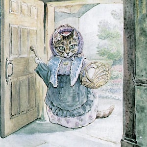 Puede incluir: Un gato atigrado con un gorro morado y blanco y un vestido azul con un delantal blanco lleva una cesta y camina por una puerta. El gato mira al espectador. El texto "Stoneyknob Farm Heirlooms" está en la parte inferior de la imagen.