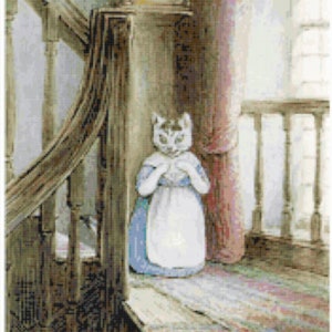 Puede incluir: Un gato blanco con un vestido azul y un delantal blanco se encuentra en una escalera de madera. El gato está mirando hacia abajo a algo fuera del marco. El fondo es de color marrón claro y blanco.