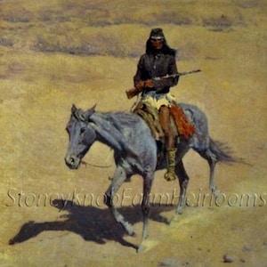 Peut inclure: Une peinture repr&eacute;sentant un homme am&eacute;rindien chevauchant un cheval gris &agrave; travers un paysage d&eacute;sertique. L'homme porte une veste sombre et un chapeau, et il tient un fusil. Le cheval court avec sa queue flottant au vent.