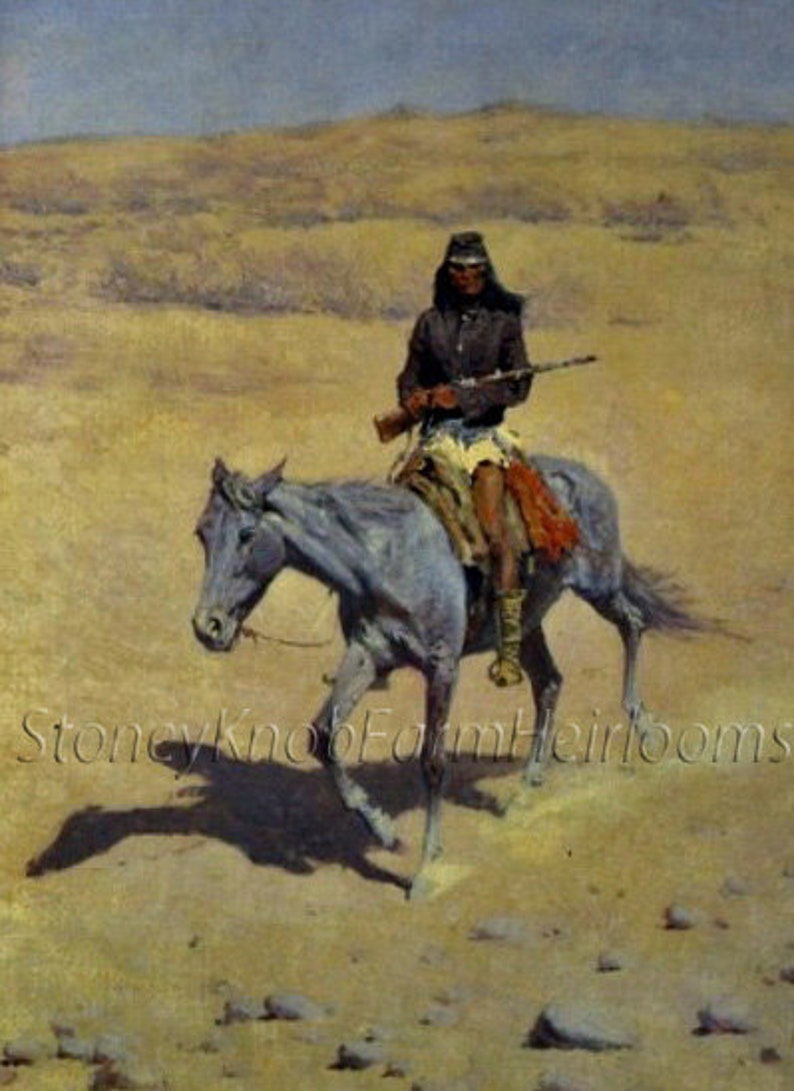 Peut inclure: Une peinture repr&eacute;sentant un homme am&eacute;rindien chevauchant un cheval gris &agrave; travers un paysage d&eacute;sertique. L'homme porte une veste sombre et un chapeau, et il tient un fusil. Le cheval court avec sa queue flottant au vent.