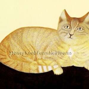Op de afbeelding: Een schilderij van een gemberkat die op een zwart oppervlak ligt. De kat heeft witte markeringen op zijn borst en poten. De ogen van de kat zijn groen en hij kijkt recht naar de kijker. Het schilderij is gesigneerd met "Stoney Knob Farm Heirlooms".