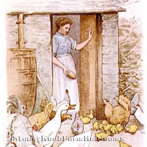 Op de afbeelding: Een vrouw in een blauw-witte jurk staat in een deuropening en houdt een brood vast. Ze wordt omringd door een groep ganzen en gansjes, waarvan sommige verwachtingsvol naar haar opkijken.